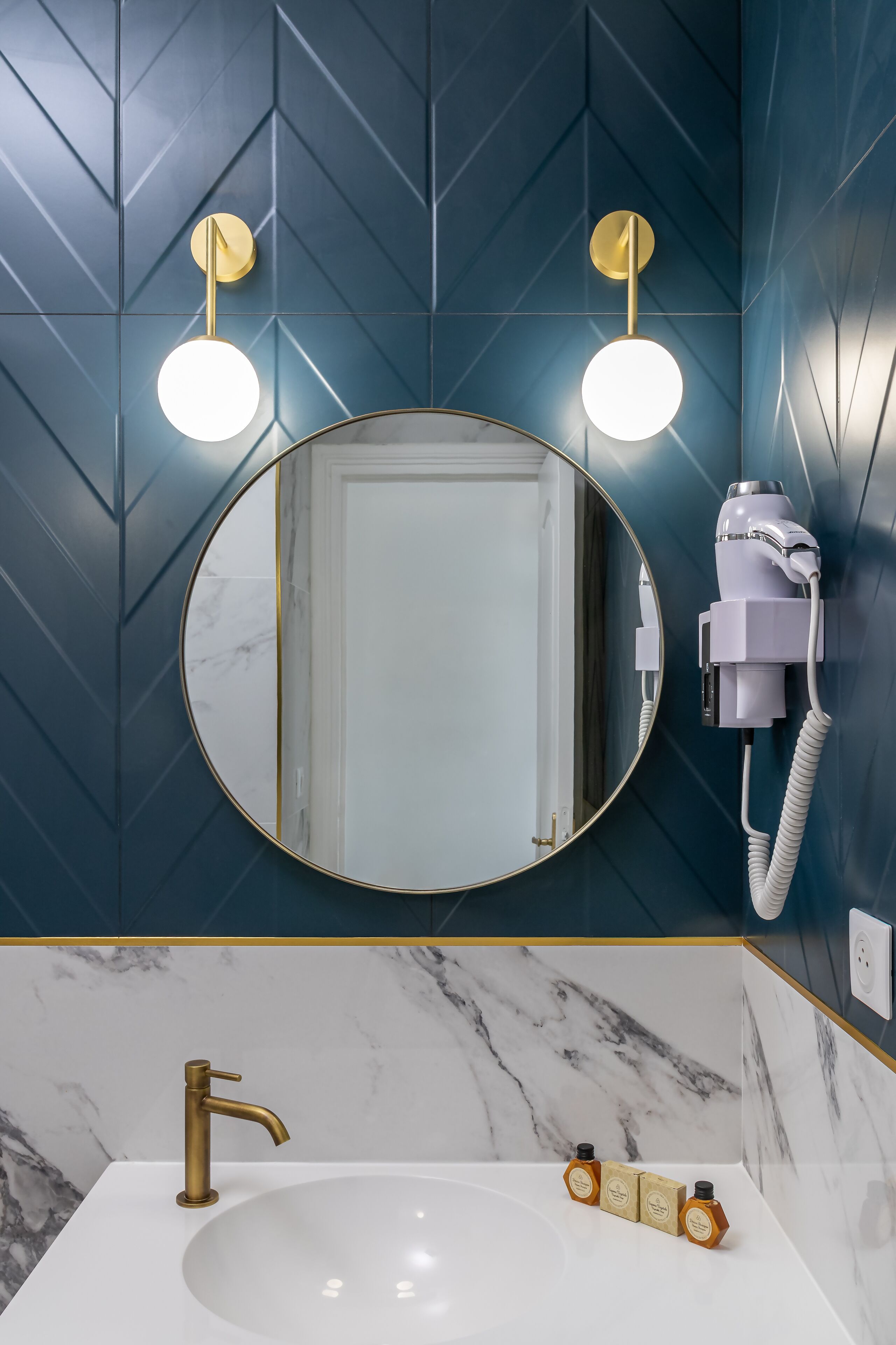 triple room | bathroom | free toiletries, hair dryer, towels