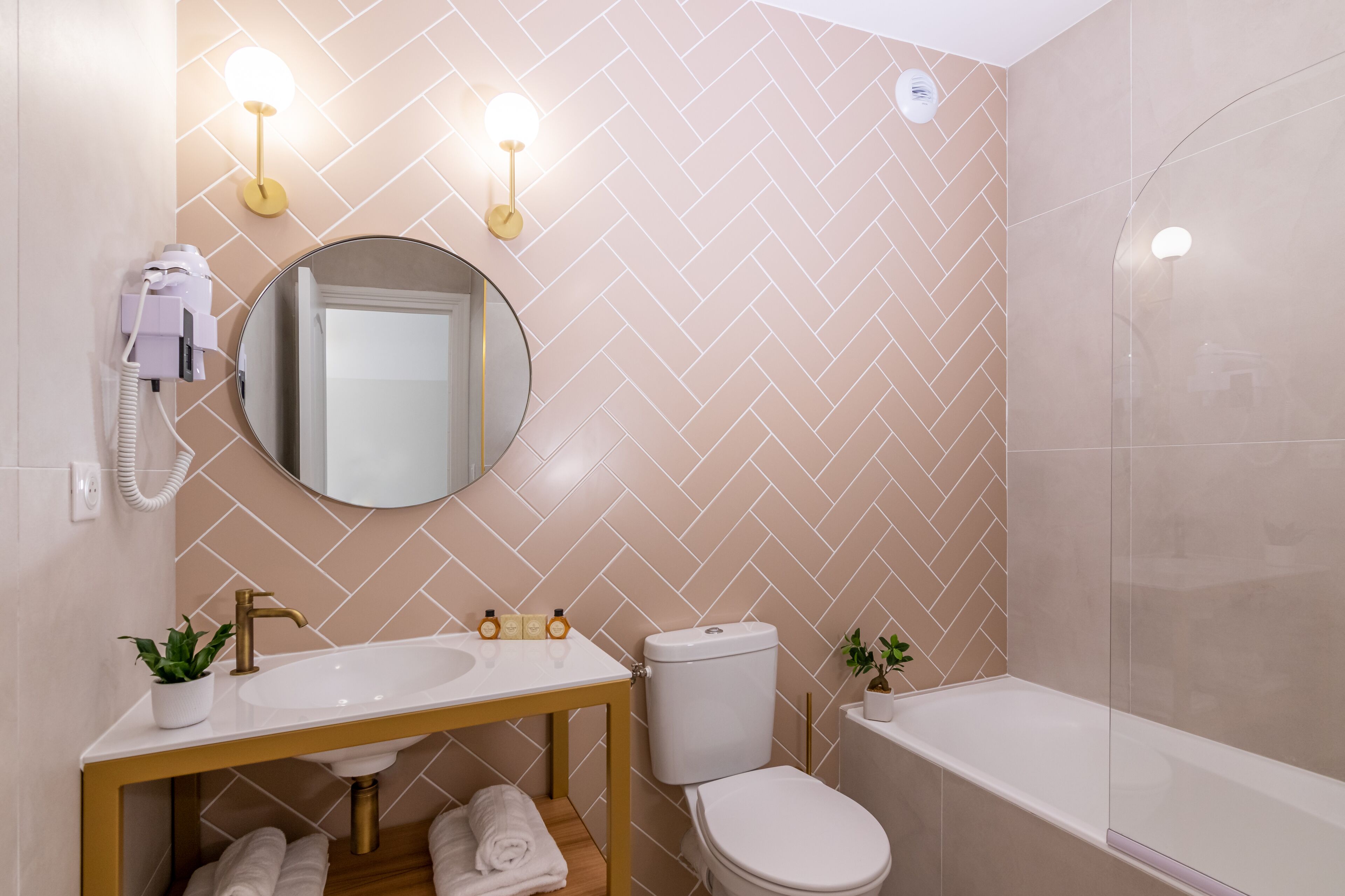 comfort double room | bathroom | free toiletries, hair dryer, towels