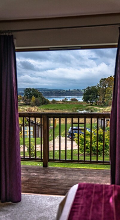 Drumlanrig Lodge with hot tub and views of Loch Lomond