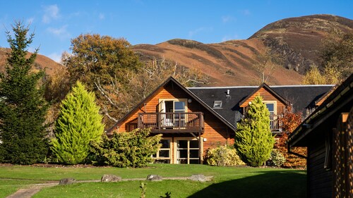 Drumlanrig Lodge with hot tub and views of Loch Lomond
