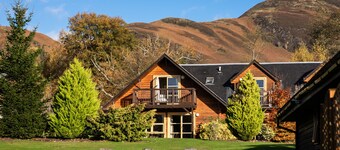 Drumlanrig Lodge with hot tub and views of Loch Lomond