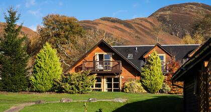 Drumlanrig Lodge with hot tub and views of Loch Lomond
