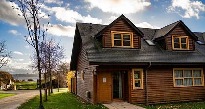 Mellerstain Lodge (No.2) Pets allowed - sleeps 6 guests in 2 bedrooms