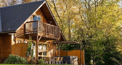 Cawdor Diamond Lodge with hot tub and Loch views