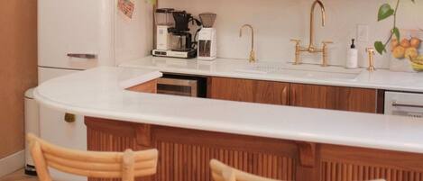 Kylskåp, mikrovågsugn, diskmaskin och kaffe- och tebryggare