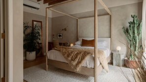 Tabla de planchar con plancha, wifi gratis, ropa de cama