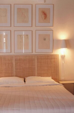 Tabla de planchar con plancha, wifi gratis, ropa de cama