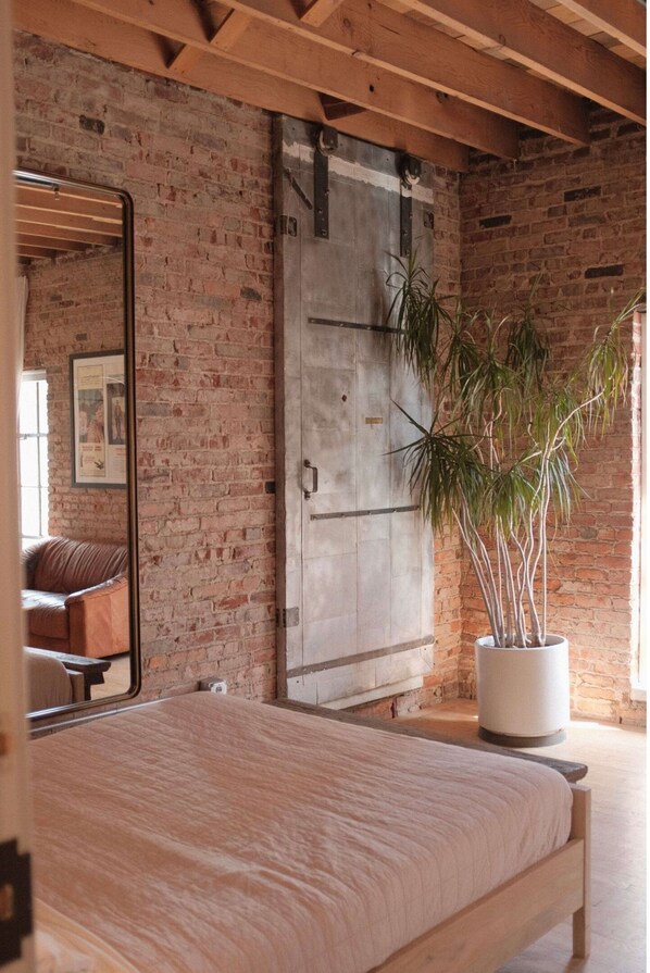 Tabla de planchar con plancha, wifi gratis, ropa de cama