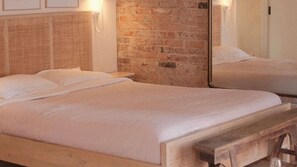 Tabla de planchar con plancha, wifi gratis, ropa de cama