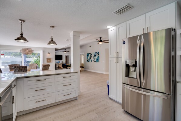 Réfrigérateur, four à micro-ondes, un four, surface de cuisson