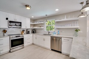 冰箱、微波炉、烤箱、炉灶