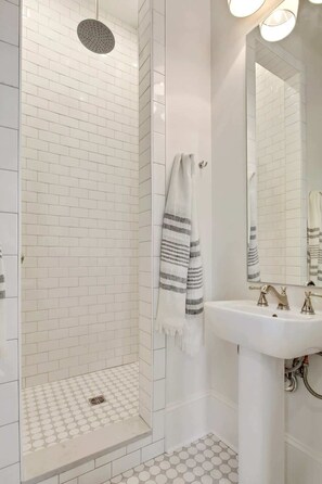 Bathtub, hair dryer, towels, soap - Relaxing Home | Heated Pool & Spa (New Orleans)
