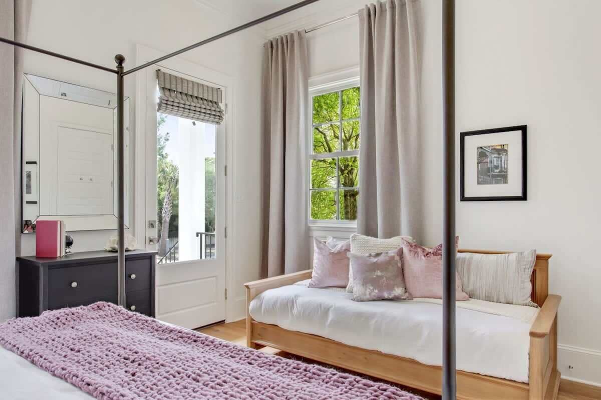 5 chambres, bureau, fer et planche à repasser, lit parapluie