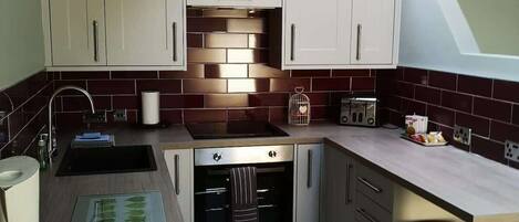 Coffee/tea maker, fridge, microwave, oven