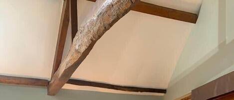 1 chambre, bureau, fer et planche à repasser, lit parapluie