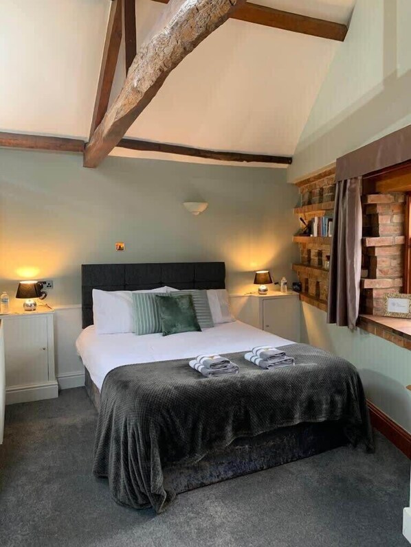 1 bedroom, desk, iron/ironing board, travel cot - Studio 3A, The Carriage House. (York)