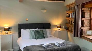 1 dormitorio, escritorio, tabla de planchar con plancha y wifi