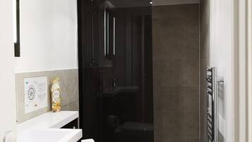 Bañera, secador de pelo y toallas