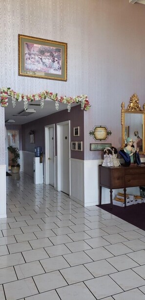 Interior entrance - Southern Belle Inn (Nashville)