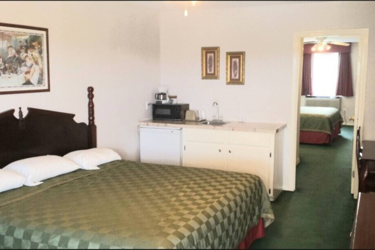 Suite Basic | Tirai kedap cahaya, setrika/meja setrika, Wi-Fi gratis, dan seprai linen