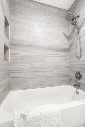 Combined shower/tub, hair dryer, towels