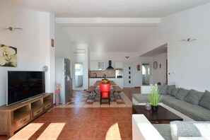 TV - PREDRAG 1 with pool, 4 bedrooms & 2 bathrooms (Okrug Gornji)