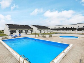 อพาร์ทเมนท์ | สระว่ายน้ำ | สระว่ายน้ำกลางแจ้ง