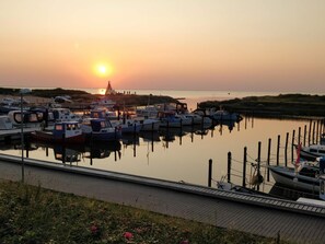 Una marina con imbarcazioni ormeggiate al molo al tramonto.