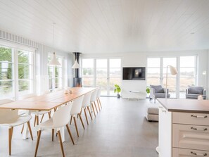 House | Private kitchen | Fridge, microwave, stovetop, dishwasher - Holiday Home in Blåvand (Blavand)