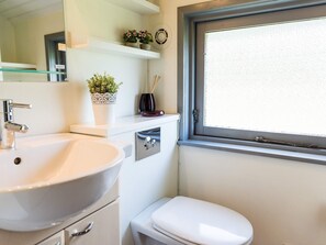 Bathroom - 6 Person Holiday Home on a Holiday Park in Blokhus (Blokhus)