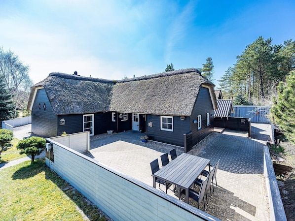 Property grounds - 6 Person Holiday Home on a Holiday Park in Nørre Nebel (Norre Nebel)