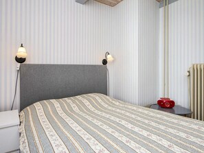 3 bedrooms, bed sheets - 6 Person Holiday Home in Hemmet (Hemmet)