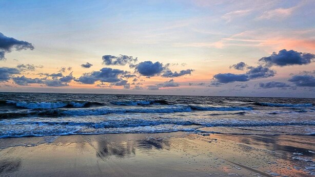 A beach with waves, a clear sky, and scattered clouds. - 4 Star Holiday Home in Henne (Henne)