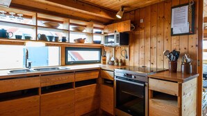 Wasserkocher mit Kaffee-/Teezubehör, Kühlschrank, Mikrowelle, Herdplatte