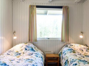 3 quartos, individualmente mobiliados, roupa de cama