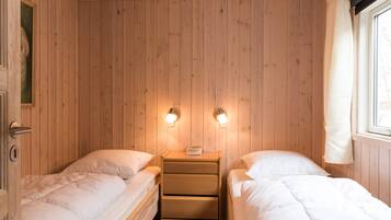 House | 3 bedrooms, individually furnished, bed sheets