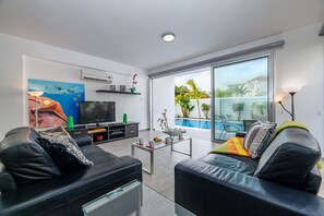 Villa, 3 Schlafzimmer, eigener Pool, am Strand | Wohnbereich | 32-Zoll-Smart-TV mit Satellitenempfang, Fernseher