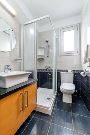 Villa, 3 Bedrooms, Private Pool, Beachside | Bathroom | Towels, shampoo - Blue Pelagos Villa (Paralimni)