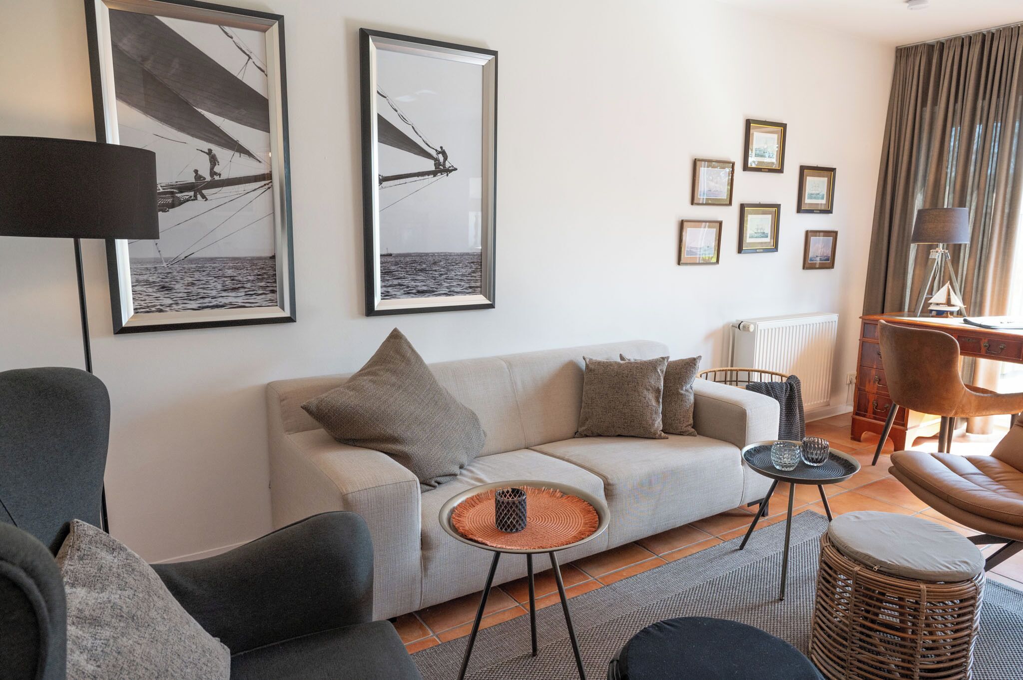 Télévision, cheminée, lecteur de DVD, table de tennis de table