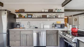 Cafetera y tetera, refrigerador, microondas y horno