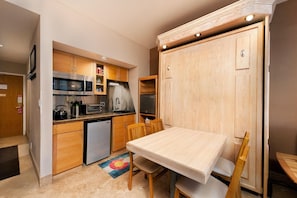 Réfrigérateur, micro-ondes, plaque de cuisson, cafetiÚre/bouilloire