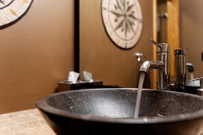 Een douche, een haardroger, handdoeken
