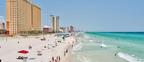 Una playa cerca, sillas reclinables de playa