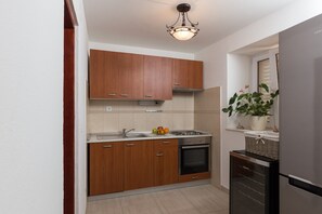 Casa (Two-Bedroom House with Terrace) | Cocina privada | Refrigerador, microondas, parrilla de estufa y tetera eléctrica 