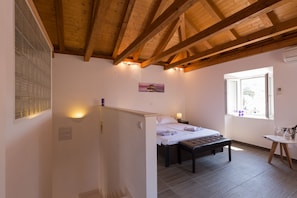 2 bedrooms, iron/ironing board, bed sheets