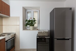 Talo (Two-Bedroom House with Terrace) | Yksityinen keittiö | Jääkaappi, mikroaaltouuni, liesi, vedenkeitin