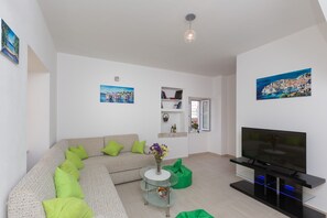 Casa (Two-Bedroom House with Terrace) | Sala de estar | Televisión de pantalla plana de 25 pulgadas con canales digitales 