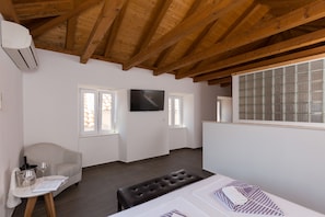 2 bedrooms, iron/ironing board, bed sheets