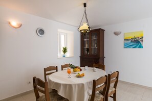 Talo (Two-Bedroom House with Terrace) | Ruokailu omassa huoneessa