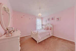 5 bedrooms, iron/ironing board, free WiFi, bed sheets